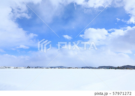 青空と住宅街遠景　雪景色 57971272