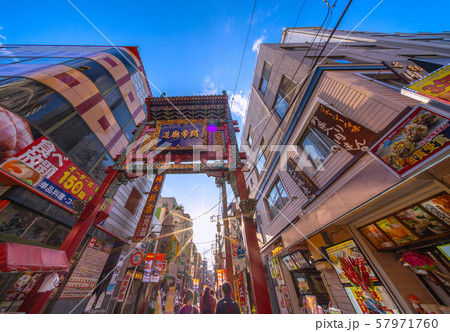 日本の横浜都市景観 横浜中華街を望む（関帝廟道） 57971760