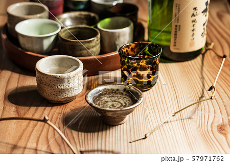 日本酒を楽しむ 57971762