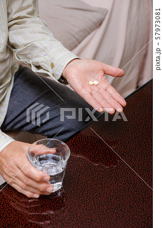 薬を飲む男性薬を飲む男性の手元　高齢者　シニア　イメージの手元　高齢者　シニア　イメージ 57973081