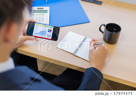ビジネスイメージ　グラフ　スマートフォン　手元　顔なし 57974375