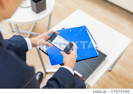 ビジネスイメージ スマートフォン グラフ 顔無し デジタル化 IT化 ビジネスイメージ スマートフォン グラフ 顔無し デジタル化 IT化 57974580
