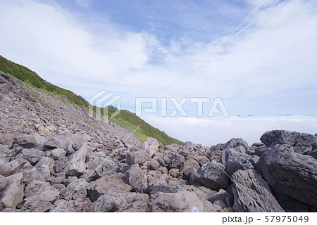 天狗原から白馬乗鞍岳の登山道の景色（白馬連峰、長野県北安曇） 57975049