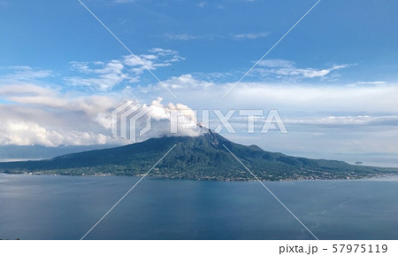 噴煙の桜島 57975119