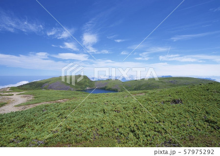 白馬大池から小蓮華山への登山道(白馬連峰、長野県北安曇) 白馬大池から小蓮華山への登山道(白馬連峰、長野県北安曇) 57975292