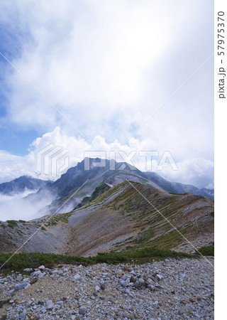 小蓮華山から白馬岳への登山道（白馬連峰、長野県北安曇） 57975370