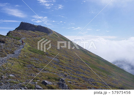 小蓮華山から白馬岳への登山道（白馬連峰、長野県北安曇） 57975456