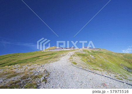 白馬岳付近の景色(白馬山荘)(白馬連峰、長野県北安曇) 白馬岳付近の景色(白馬山荘)(白馬連峰、長野県北安曇) 57975516