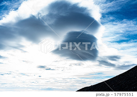 富士山登山道から見るつるし雲 57975551