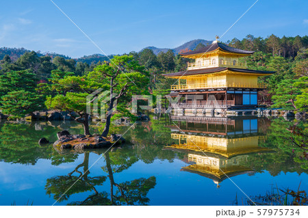 京都　秋の金閣寺 57975734