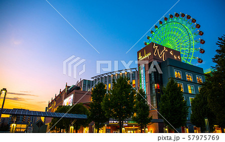 日本の横浜都市景観 地下鉄 センター北駅前などを望む(夜景) 日本の横浜都市景観 地下鉄 センター北駅前などを望む(夜景) 57975769