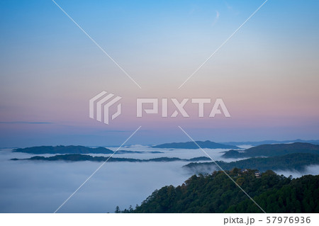 備中松山城と雲海 57976936