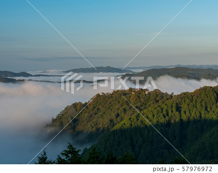 備中松山城と雲海 備中松山城と雲海 57976972