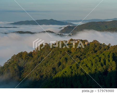 備中松山城と雲海 57976980