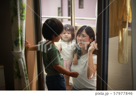 いたずらで鍵を閉める男の子 57977846