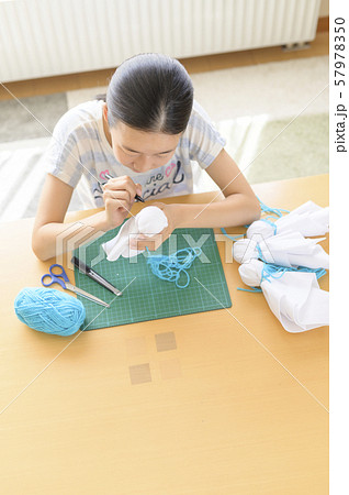 てるてる坊主を作る子ども 57978350