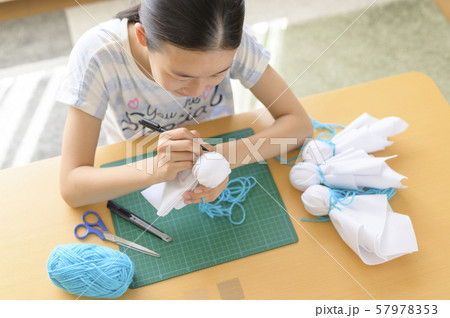 てるてる坊主を作る子ども てるてる坊主を作る子ども 57978353