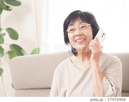 スマートフォンで話すシニア女性 スマートフォンで話すシニア女性 57978908