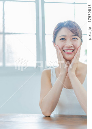 ビューティー　美容　若い女性 57979618