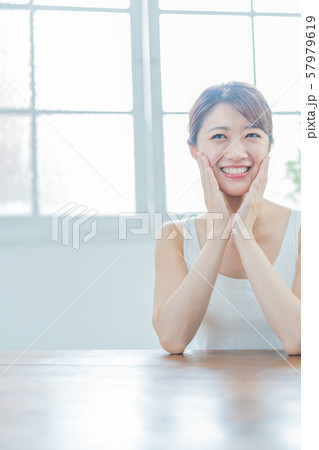 ビューティー　美容　若い女性 57979619