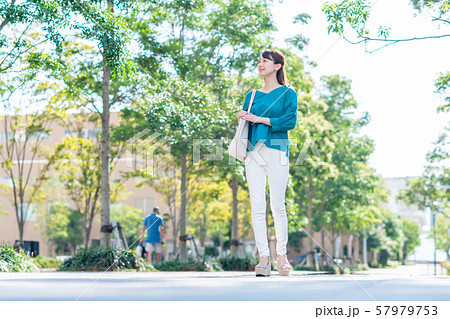 若い女性 57979753