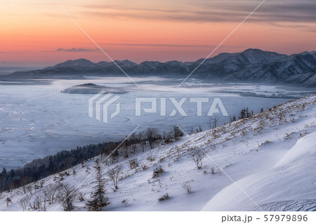 北海道 美幌町 冬の美幌峠の朝焼けの写真素材