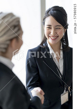 海外のキャリアウーマンとのコミュニケーション能力を試される日本人女性 海外のキャリアウーマンとのコミュニケーション能力を試される日本人女性 57980915