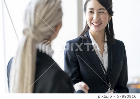 外国人と調和を取る力の協調性が認められる優秀な日本人女性営業マン 外国人と調和を取る力の協調性が認められる優秀な日本人女性営業マン 57980916