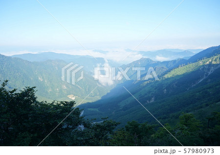 【世界遺産 紀伊山地の霊場と参詣道】大峯奥駈道　夏雲が湧き立つ谷　奈良県吉野郡天川村 57980973