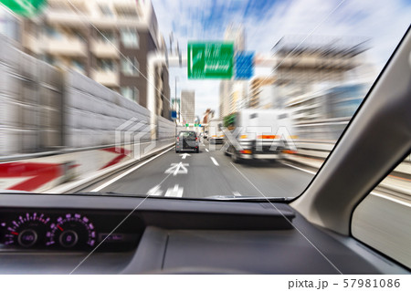 運転席から見る都会の街並み 57981086