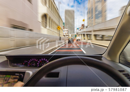 運転席から見る都会の街並み 57981087