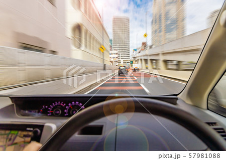 運転席から見る都会の街並み 57981088