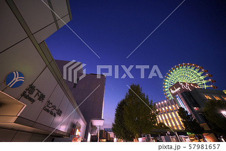 日本の横浜都市景観　地下鉄　センター北駅などを望む(夜景） 57981657