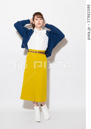 女性　ファッション　ポートレート 57982086