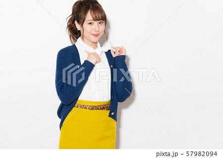 女性　ファッション　ポートレート 57982094