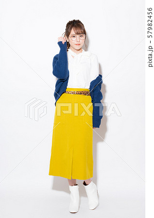 女性　ファッション　ポートレート 57982456