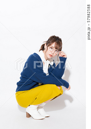 女性　ファッション　ポートレート 57982588