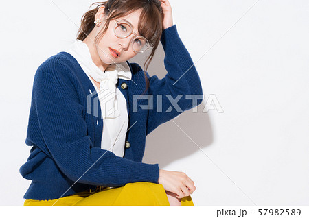 女性　ファッション　ポートレート 57982589