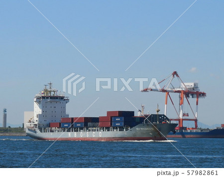 シーサイドコスモ（コスモスクエア海浜緑地）から見た大阪港と夢洲コンテナターミナル 57982861