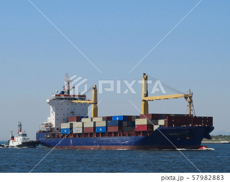 シーサイドコスモ(コスモスクエア海浜緑地)から見た大阪港と夢洲コンテナターミナル シーサイドコスモ(コスモスクエア海浜緑地)から見た大阪港と夢洲コンテナターミナル 57982883