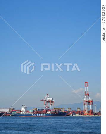 シーサイドコスモ（コスモスクエア海浜緑地）から見た大阪港と夢洲コンテナターミナル 57982907