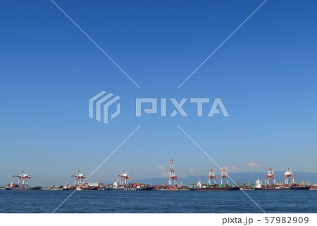 シーサイドコスモ（コスモスクエア海浜緑地）から見た大阪港と夢洲コンテナターミナル 57982909