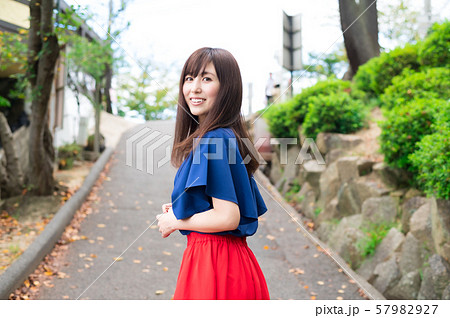 若い女性 観光 町あるき 若い女性 観光 町あるき 57982927