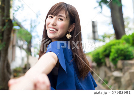 若い女性 町あるき デート 57982991