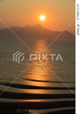 御輿来(おこしき)海岸の夕景･砂干潟（宇土半島 北岸／熊本県宇土市下網田町） 57985114