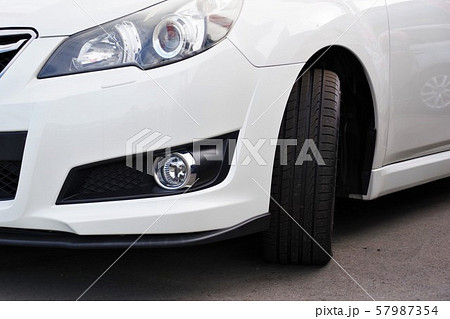 自動車イメージ　ハンドルを切った車　スバル車 57987354