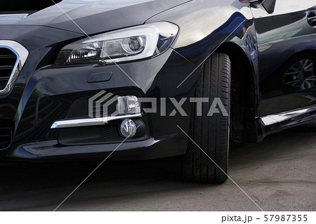 自動車イメージ　ハンドルを切った車　スバル車 57987355