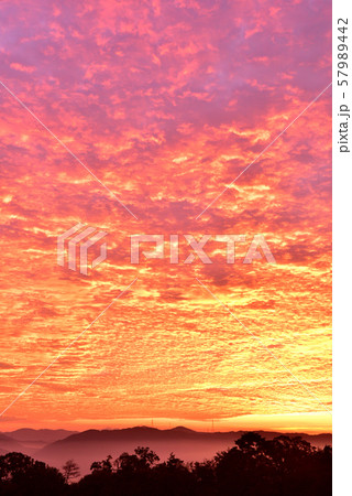 亀岡盆地の朝焼け 57989442