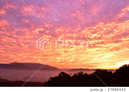 亀岡盆地の朝焼け 57989445