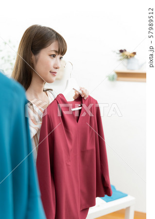 服を選ぶ女性 57989512